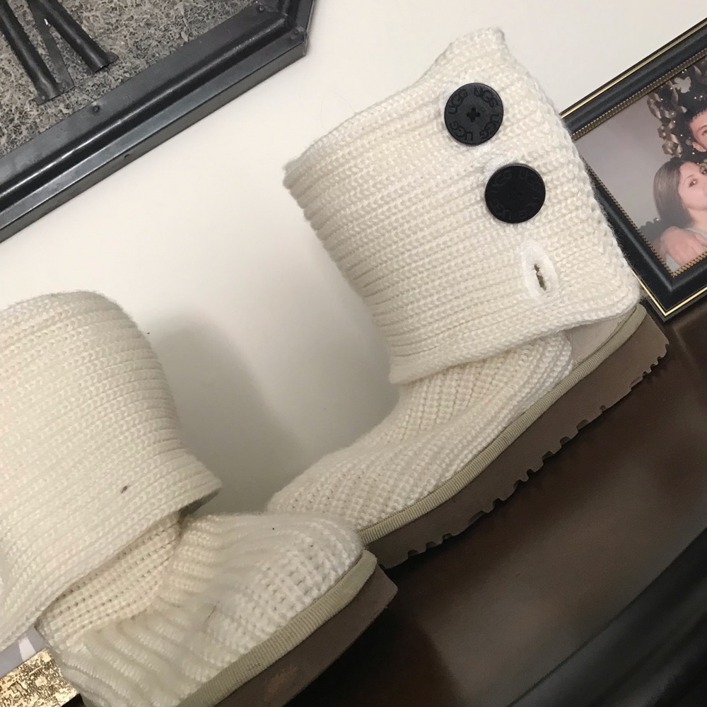 White knit uggs